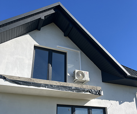 Jednostka zewnętrzna klimatyzatora zamontowana na elewacji domu w Krakowie