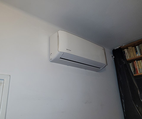 Jednostka wewnętrzna klimatyzatora zamontowana w mieszkaniu w Krakowie