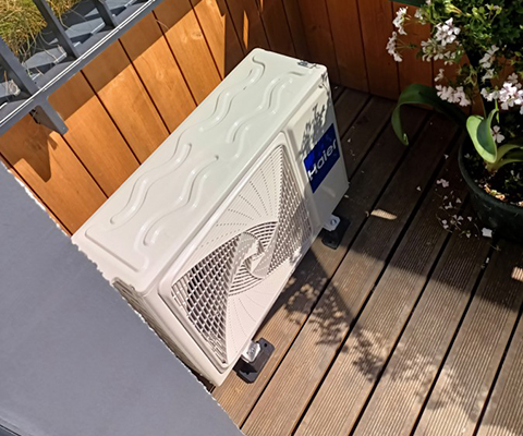 Jednostka zewnętrzna Haier na balkonie w Poznaniu