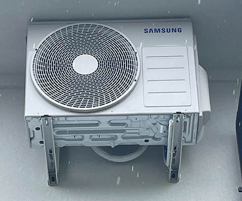 Jednostka zewnętrzna Samsung zamontowana na balkonie w mieszkaniu w Poznaniu