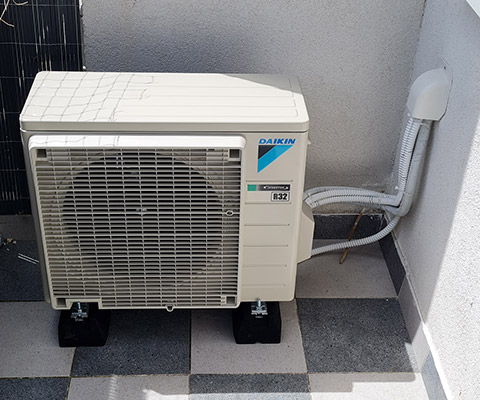 Jednostka zewnętrzna Daikin zamontowana na tarasie mieszkania w Poznaniu