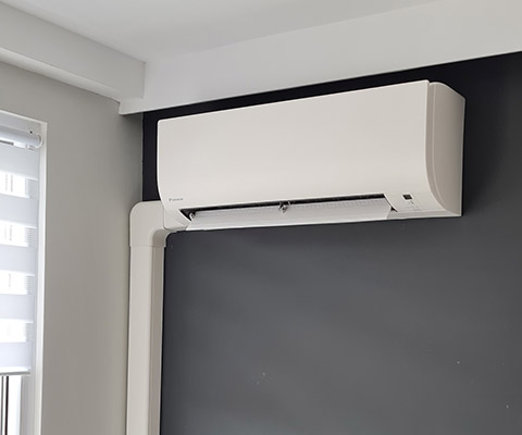 Jednostka wewnętrzna Daikin z maskownicą instalacji w mieszkaniu w Poznaniu