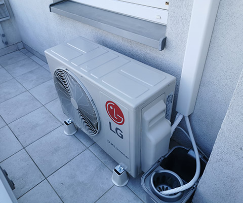 Jednostka zewnętrzna LG zamontowana przy budynku mieszkalnym w Poznaniu