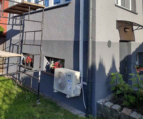 Jednostka zewnętrzna AUX przy domu jednorodzinnym w Poznaniu