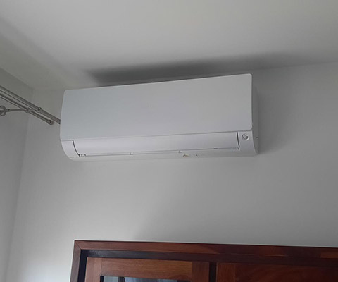 Jednostka wewnętrzna klimatyzacji zamontowana nad drzwiami w Poznaniu