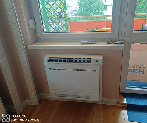 Jednostka wewnętrzna Haier zamontowana przy oknie w mieszkaniu w Poznaniu