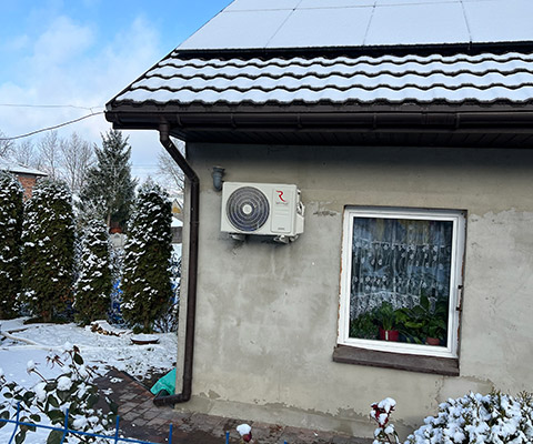 Jednostka zewnętrzna Rotenso zamontowana na elewacji domu w Poznaniu