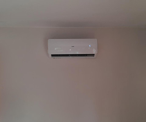 Jednostka wewnętrzna klimatyzacji w salonie w Poznaniu