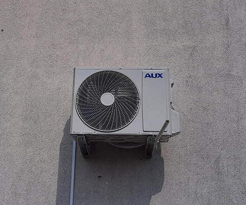 Jednostka zewnętrzna AUX zamontowana na elewacji w Poznaniu
