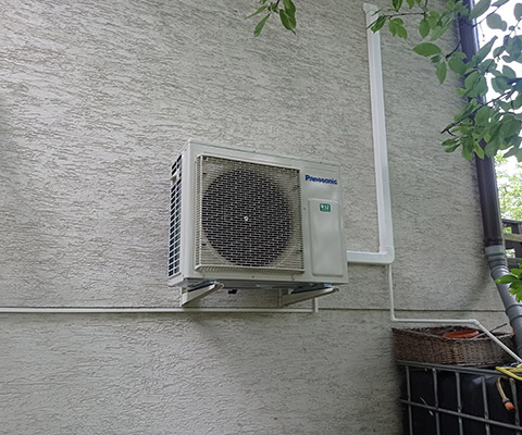 Jednostka zewnętrzna Panasonic zamontowana na elewacji budynku w Poznaniu