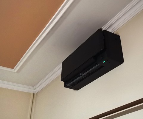 Czarna jednostka wewnętrzna klimatyzatora zamontowana pod sufitem w mieszkaniu w Rzeszowie