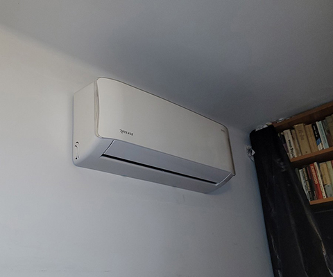 Jednostka wewnętrzna Rotenso zamontowana w pokoju mieszkania w Rzeszowie