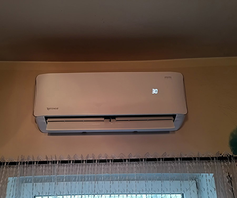 Jednostka wewnętrzna Rotenso zamontowana nad oknem w domu w Rzeszowie