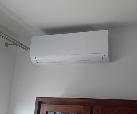 Klimatyzator ścienny zamontowany nad drzwiami w mieszkaniu w Rzeszowie