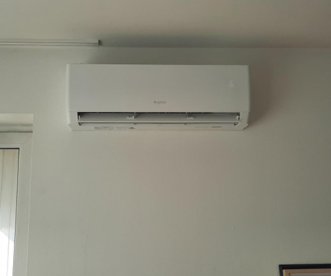 Jednostka wewnętrzna Gree zamontowana na ścianie w mieszkaniu w Rzeszowie