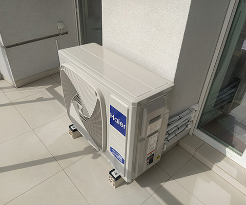 Agregat Haier ustawiony na balkonie w mieszkaniu w Rzeszowie