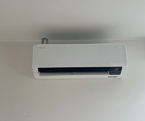 Jednostka wewnętrzna Samsung zamontowana pod sufitem w mieszkaniu w Rzeszowie