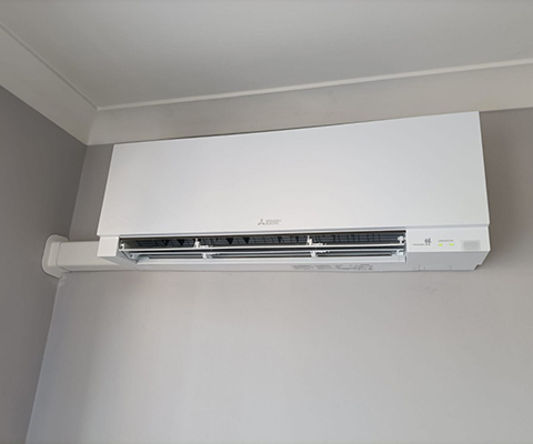 Jednostka wewnętrzna Mitsubishi zamontowana na ścianie w Rzeszowie