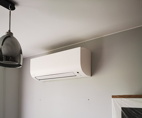 Klimatyzator Rotenso zamontowany w nowoczesnym salonie w Rzeszowie