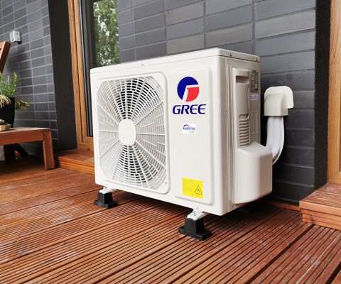 Jednostka zewnętrzna klimatyzatora GREE ustawiona na tarasie domu w Rzeszowie