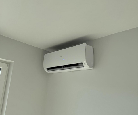 Jednostka wewnętrzna Haier zamontowana pod sufitem w mieszkaniu w Rzeszowie