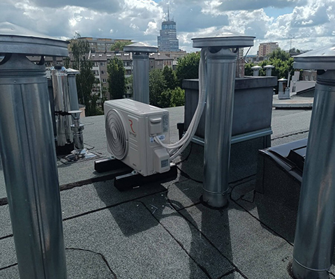 Jednostka zewnętrzna Rotenso ustawiona na dachu budynku w Rzeszowie