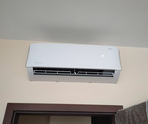 Jednostka wewnętrzna klimatyzatora zamontowana nad futryną drzwi w mieszkaniu w Rzeszowie