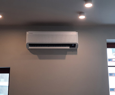 Jednostka wewnętrzna Samsung zamontowana w salonie w Suwałkach