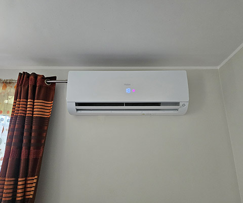 Jednostka wewnętrzna Haier zamontowana w pokoju w Suwałkach