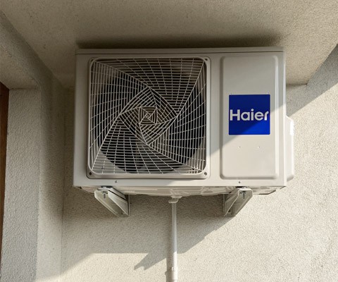 Jednostka zewnętrzna Haier zamontowana na balkonie w Suwałkach