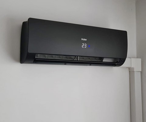 Jednostka wewnętrzna Haier zamontowana w lokalu usługowym w Suwałkach