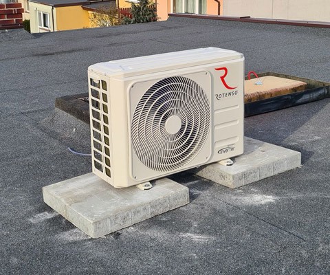 Jednostka zewnętrzna Rotenso ustawiona na dachu budynku w Suwałkach