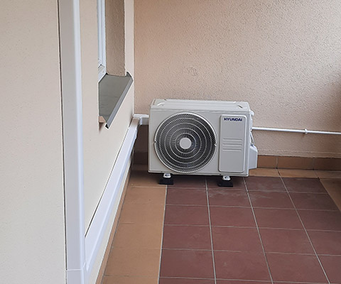 Jednostka zewnętrzna Hyundai zamontowana na balkonie w Suwałkach