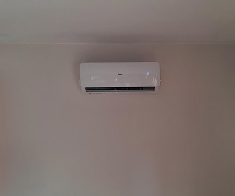 Jednostka wewnętrzna AUX na beżowej ścianie — Warszawa, pokój dzienny