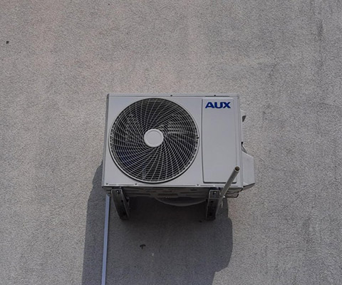 Jednostka zewnętrzna AUX na konsolach elewacyjnych — Warszawa, dom