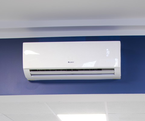 Jednostka wewnętrzna GREE – Warszawa, biuro; montaż na ścianie