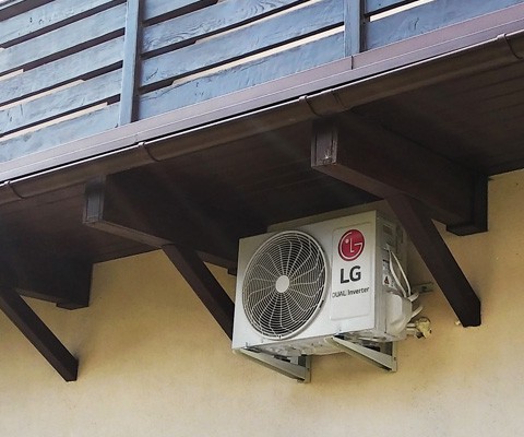 Jednostka zewnętrzna LG pod balkonem – Warszawa, dom jednorodzinny