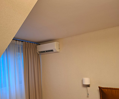 Jednostka wewnętrzna klimatyzacji zamontowana wysoko pod sufitem — Warszawa, mieszkanie