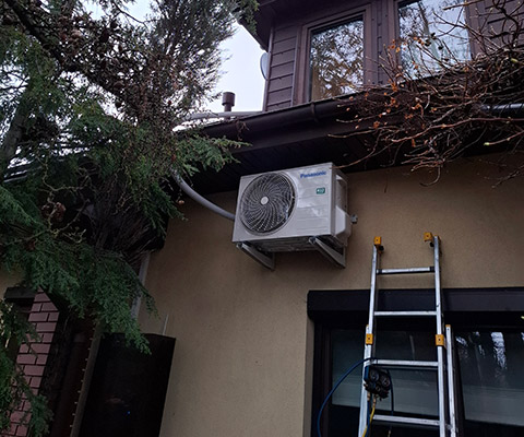 Jednostka zewnętrzna Panasonic na konsolach elewacyjnych — Warszawa, dom