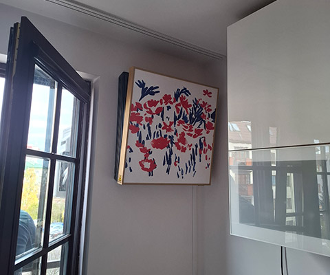 Klimatyzacja typu obraz — jednostka wewnętrzna nad drzwiami balkonowymi — Warszawa, mieszkanie