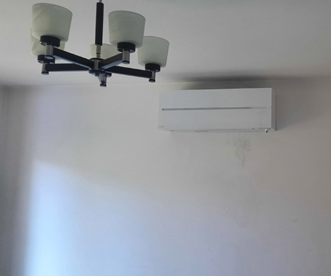 Jednostka wewnętrzna klimatyzacji w salonie przy suficie — Warszawa, dom