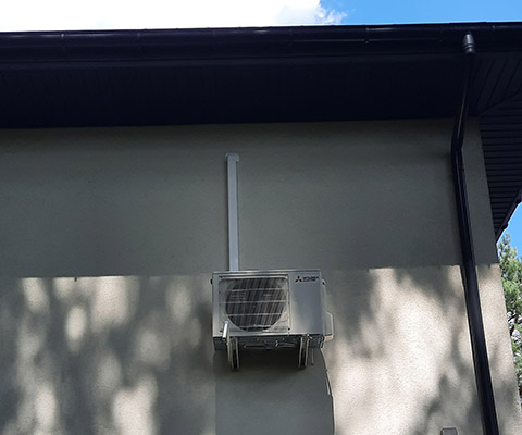 Mitsubishi Electric — jednostka zewnętrzna na konsolach elewacyjnych — Warszawa, dom