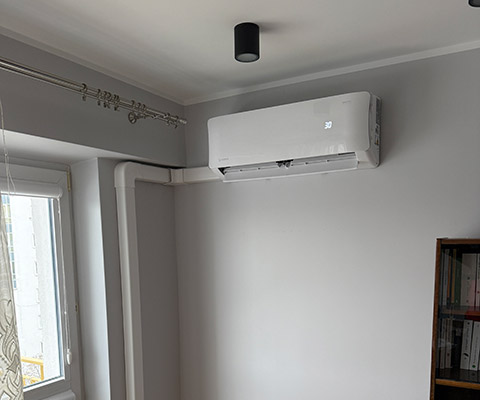 Jednostka wewnętrzna z trasą w korytkach — Warszawa, mieszkanie