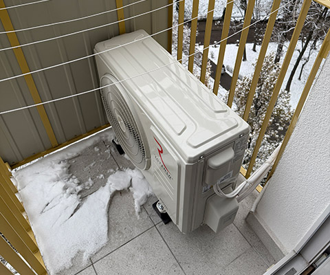 Rotenso — jednostka zewnętrzna na balkonie w zimie — Warszawa, mieszkanie