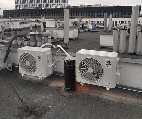 Gree — dwie jednostki zewnętrzne na dachu budynku — Warszawa