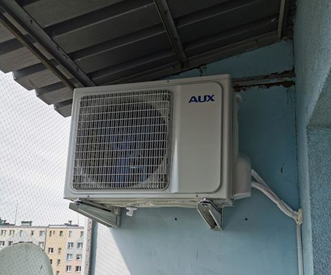 Jednostka zewnętrzna AUX zamontowana na balkonie we Wrocławiu