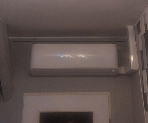 Jednostka wewnętrzna zamontowana nad drzwiami we Wrocławiu