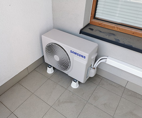 Jednostka zewnętrzna Samsung zamontowana na balkonie we Wrocławiu