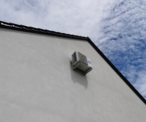 Jednostka zewnętrzna zamontowana wysoko na elewacji domu we Wrocławiu