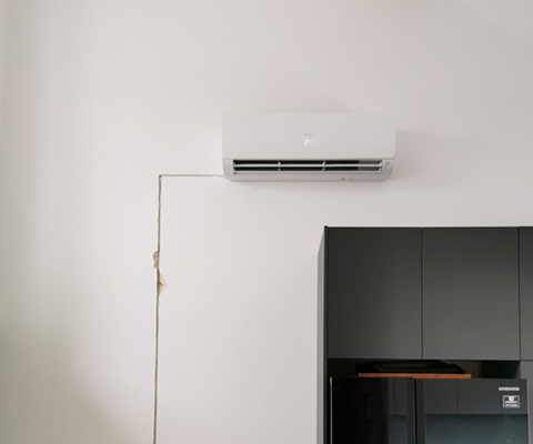 Jednostka wewnętrzna zamontowana przy aneksie kuchennym we Wrocławiu